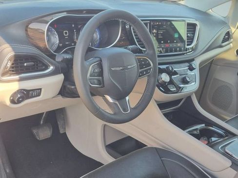 Used 2023 Chrysler Pacifica Limited FWD image 11