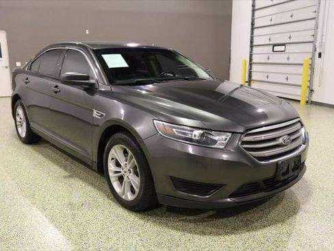 Used 2018 Ford Taurus SE image 1