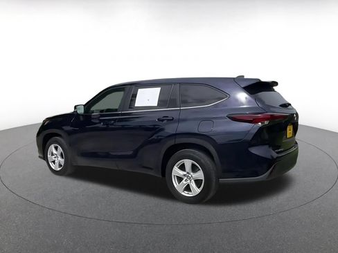 Used 2025 Toyota Highlander LE FWD image 10