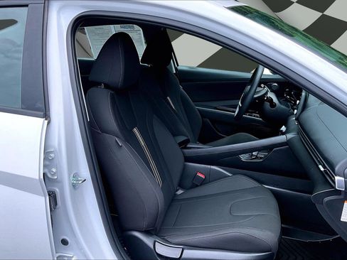 Used 2025 Hyundai Elantra Hybrid FWD image 7