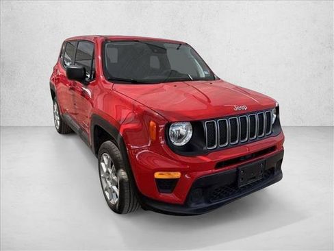 Used 2023 Jeep Renegade Latitude image 3