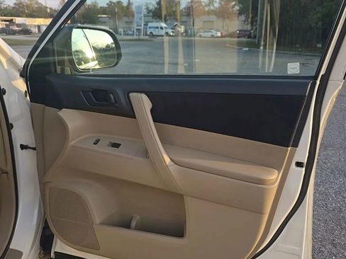 Used 2013 Toyota Highlander FWD image 26