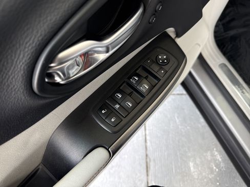 Used 2019 Jeep Cherokee Limited FWD image 15