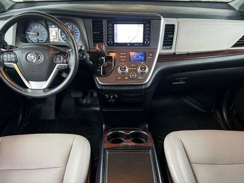 Certified 2019 Toyota Sienna Limited image 3