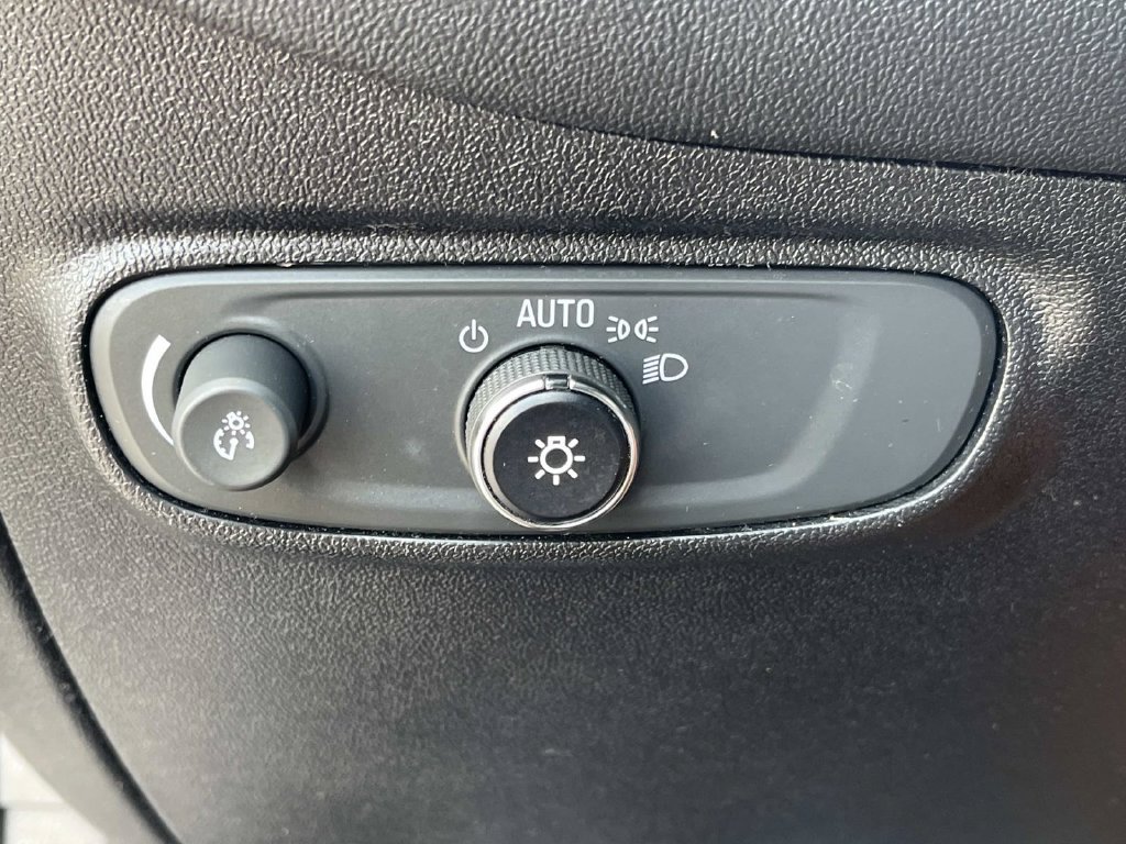 Used 2018 Chevrolet Equinox LT FWD image 34
