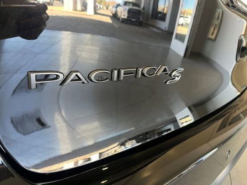 New 2026 Chrysler Pacifica Limited image 13