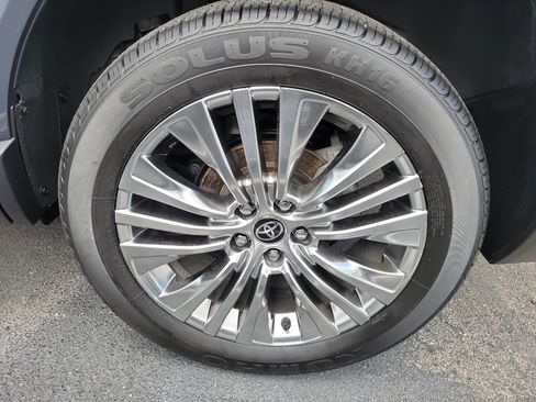 Used 2024 Toyota Venza XLE AWD/4WD image 29