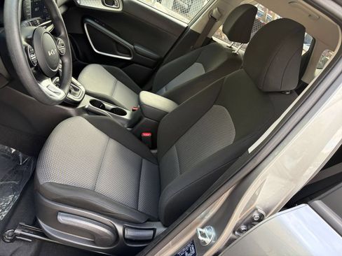 Used 2025 Kia Soul LX w/ LX Technology Package FWD image 31