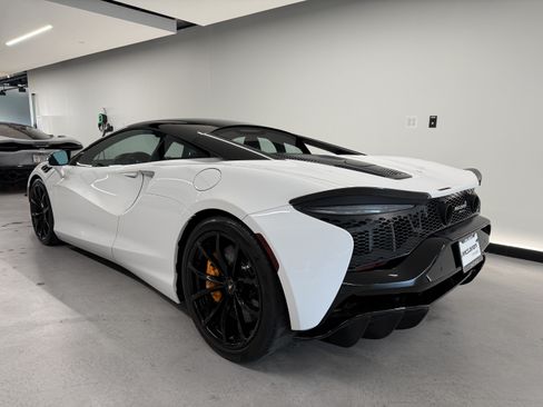 Used 2023 McLaren Artura RWD image 2