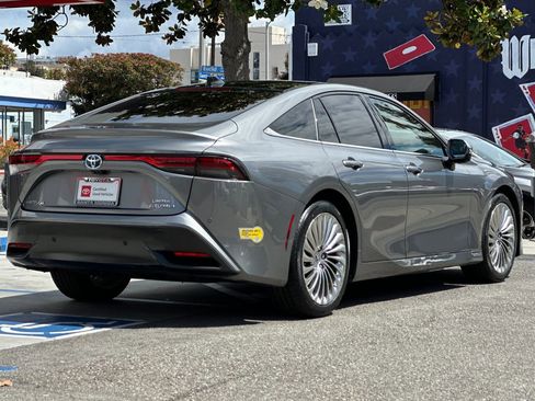 Used 2021 Toyota Mirai RWD image 4