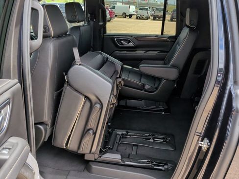 Used 2023 Chevrolet Suburban Premier AWD/4WD image 40