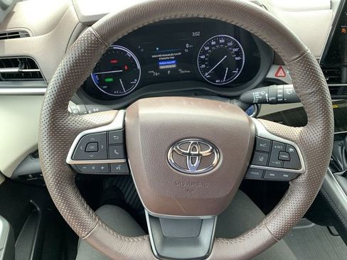 Used 2023 Toyota Sienna Platinum image 19
