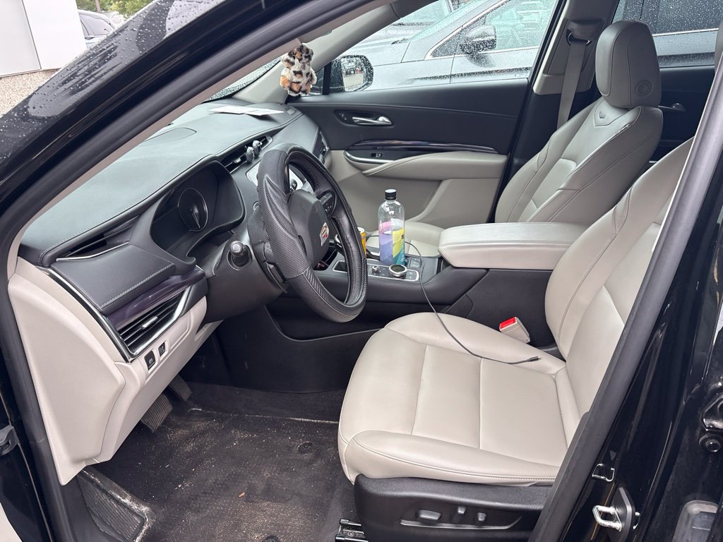 Used 2023 Cadillac XT4 Luxury w/ Cold Weather Package FWD image 5