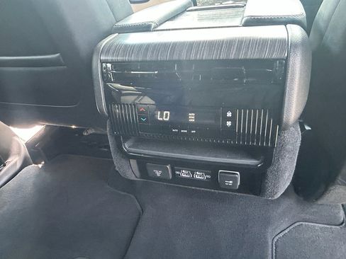 Used 2024 Jeep Wagoneer L Series II image 29