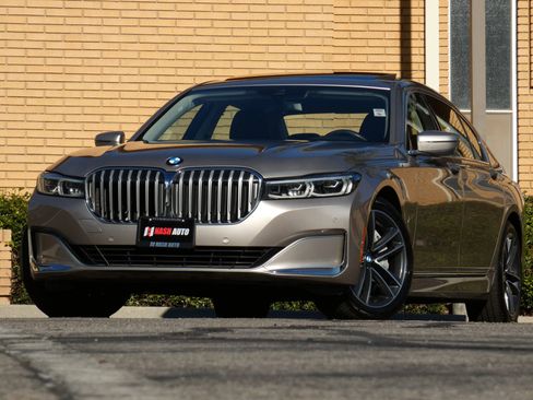 Used 2020 BMW 750i xDrive w/ Executive Package image 2