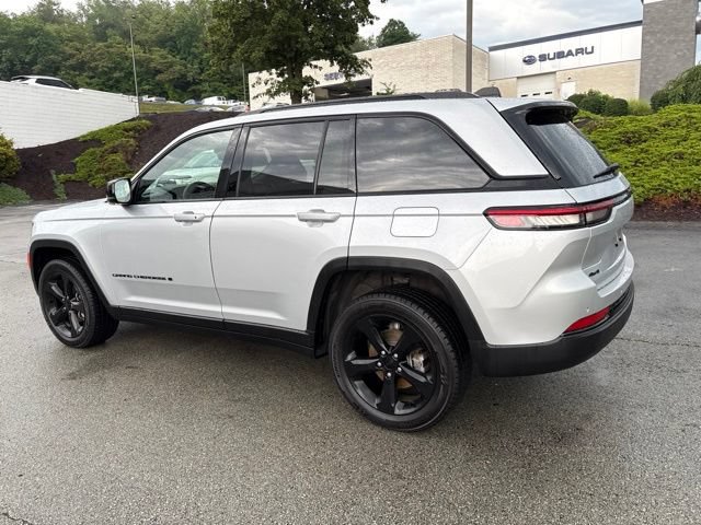 Used 2023 Jeep Grand Cherokee Altitude AWD/4WD image 3