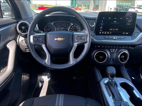 Used 2025 Chevrolet Blazer LT AWD/4WD image 5
