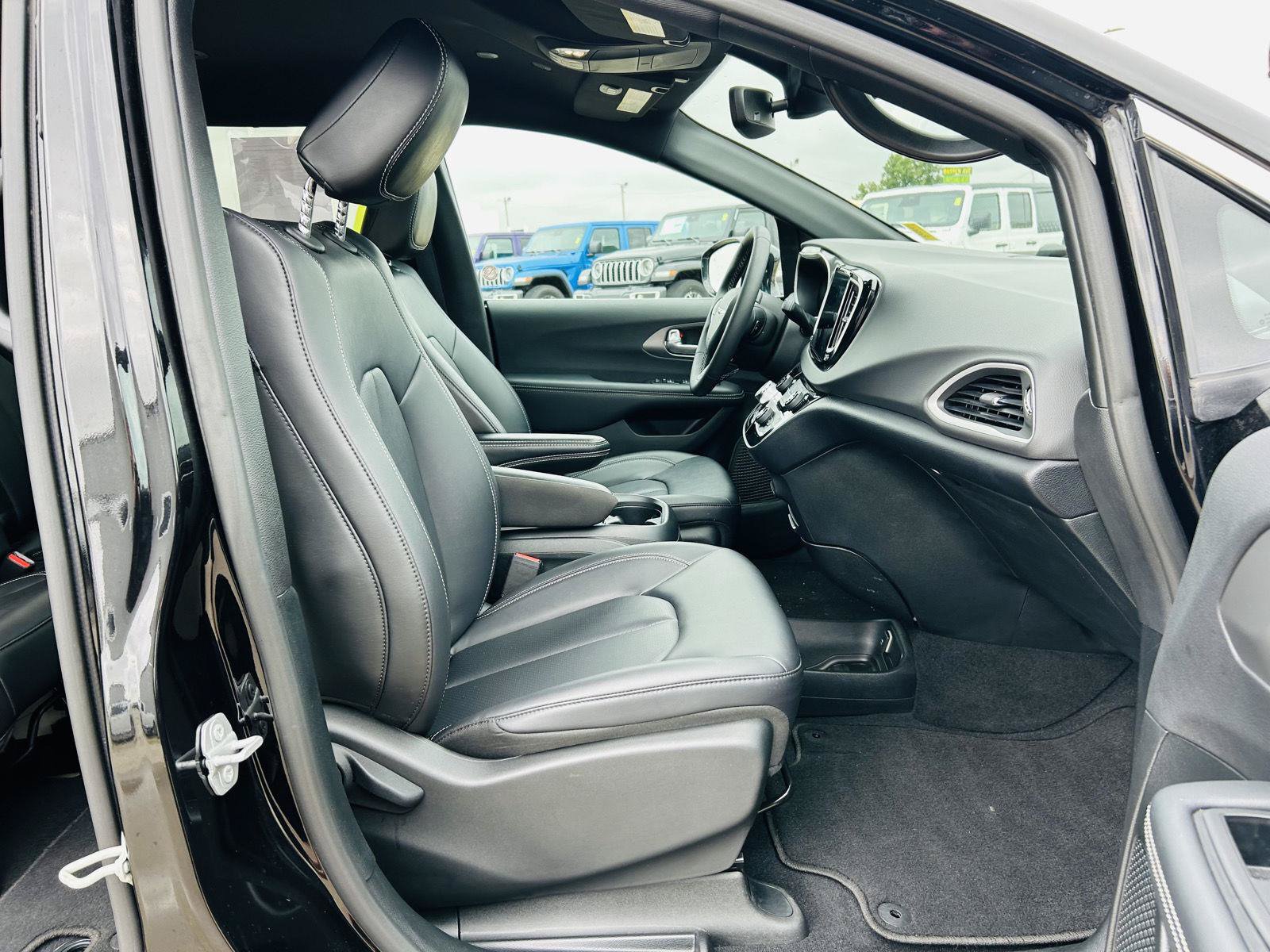 Used 2025 Chrysler Pacifica Select FWD image 33