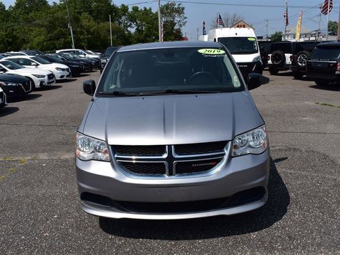 Used 2019 Dodge Grand Caravan SE w/ UConnect Hands-Free Group image 2