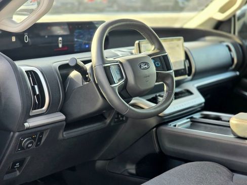 Used 2025 Ford Expedition Active image 12