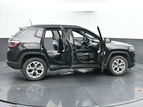 Used 2025 Jeep Compass Latitude image 41