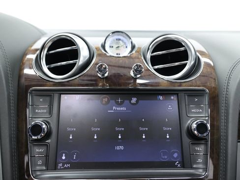 Used 2020 Bentley Bentayga Plug-In Hybrid AWD/4WD image 39