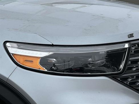 Used 2022 Ford Explorer XLT w/ Equipment Group 202A image 8
