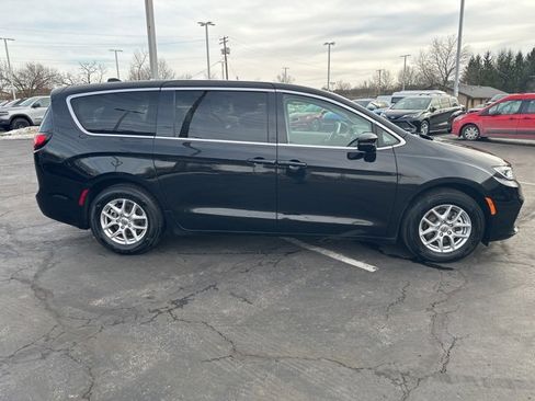 Used 2024 Chrysler Pacifica Touring-L image 3