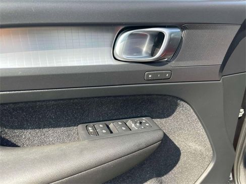 Used 2020 Volvo XC40 T5 Momentum w/ Protection Package Premier image 17