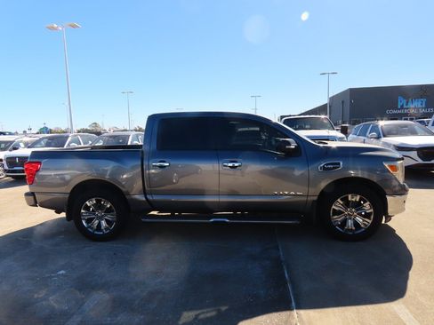 Used 2017 Nissan Titan SV image 10