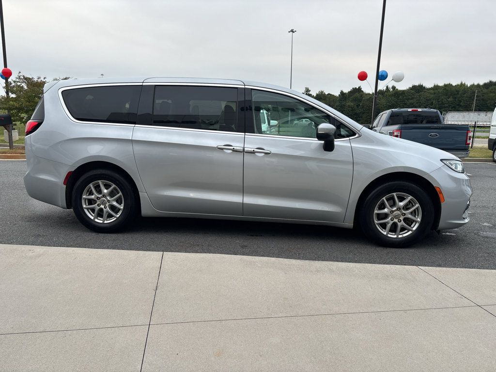 Used 2023 Chrysler Pacifica Touring-L FWD image 5