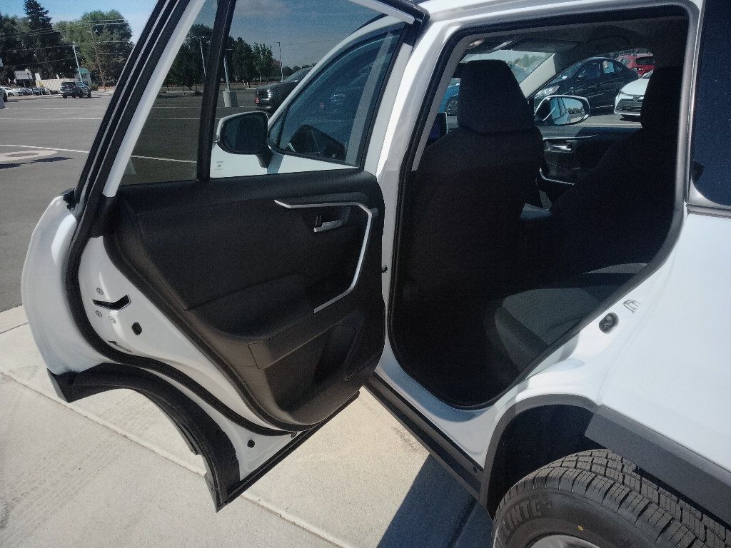 Used 2025 Toyota RAV4 XLE AWD/4WD image 9