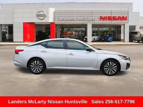 Used 2024 Nissan Altima 2.5 SV FWD image 2
