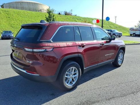 Used 2023 Jeep Grand Cherokee Laredo w/ Luxury Tech Group I AWD/4WD image 4