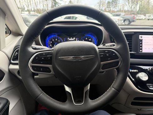 Used 2023 Chrysler Voyager LX image 32