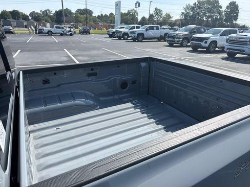 Used 2025 Nissan Frontier PRO-4X AWD/4WD image 10