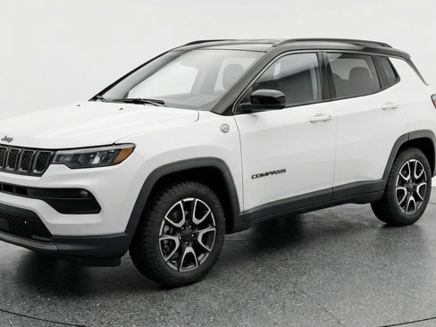 Used 2025 Jeep Compass Trailhawk image 3