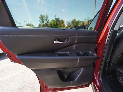 Used 2023 Nissan Pathfinder Platinum AWD/4WD image 11