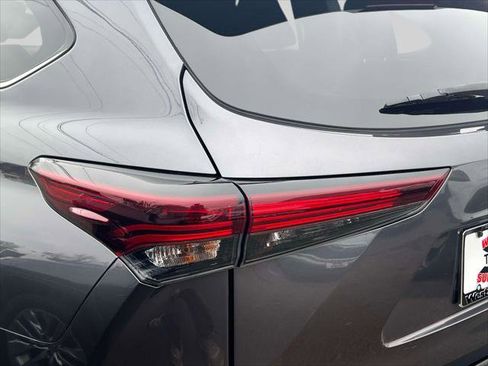 Certified 2024 Toyota Highlander LE AWD/4WD image 10
