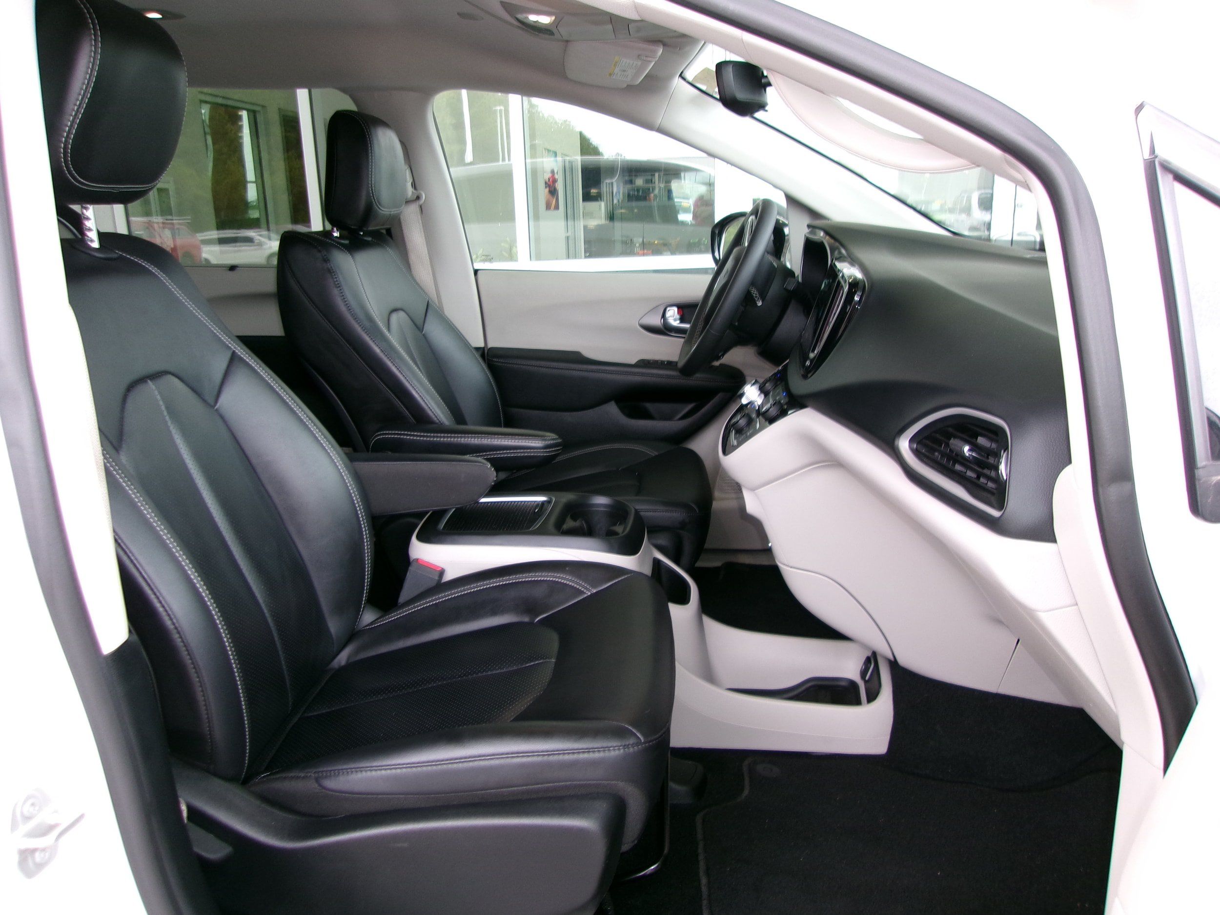 Used 2024 Chrysler Pacifica Touring-L FWD image 13