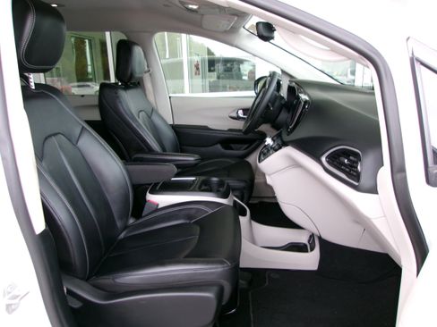 Used 2024 Chrysler Pacifica Touring-L FWD image 13