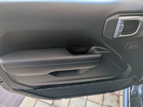 Used 2025 Jeep Wrangler Unlimited Rubicon w/ Convenience Group image 11