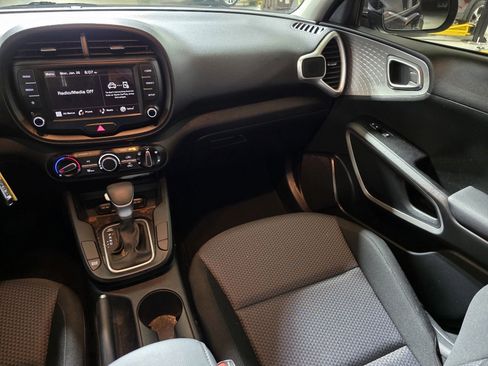 Used 2023 Kia Soul LX w/ LX Technology Package image 13