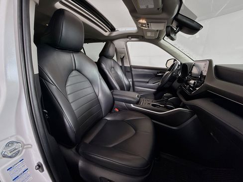 Certified 2022 Toyota Highlander XLE image 28
