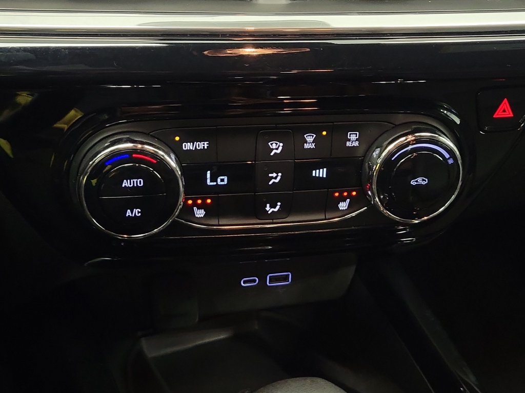 Used 2024 Chevrolet Trax RS w/ Sunroof Package FWD image 21