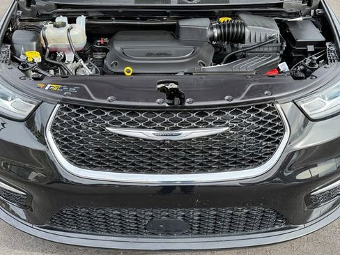 Used 2024 Chrysler Pacifica Touring-L image 28