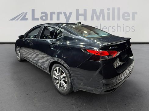 Used 2020 Nissan Versa SV image 3