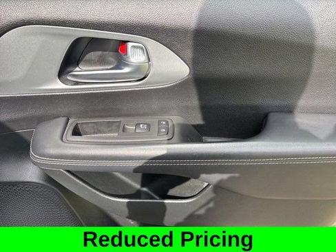 Used 2023 Chrysler Pacifica Touring FWD image 37