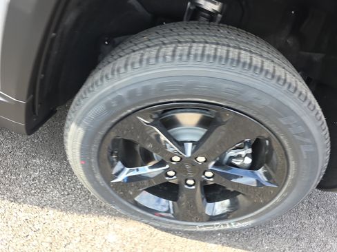 New 2025 Jeep Grand Cherokee L Altitude image 32