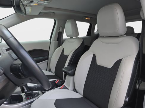 Used 2018 Jeep Compass Latitude w/ Popular Equipment Group FWD image 17